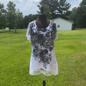 NWOT Brittany Black Women’s Black and White Top